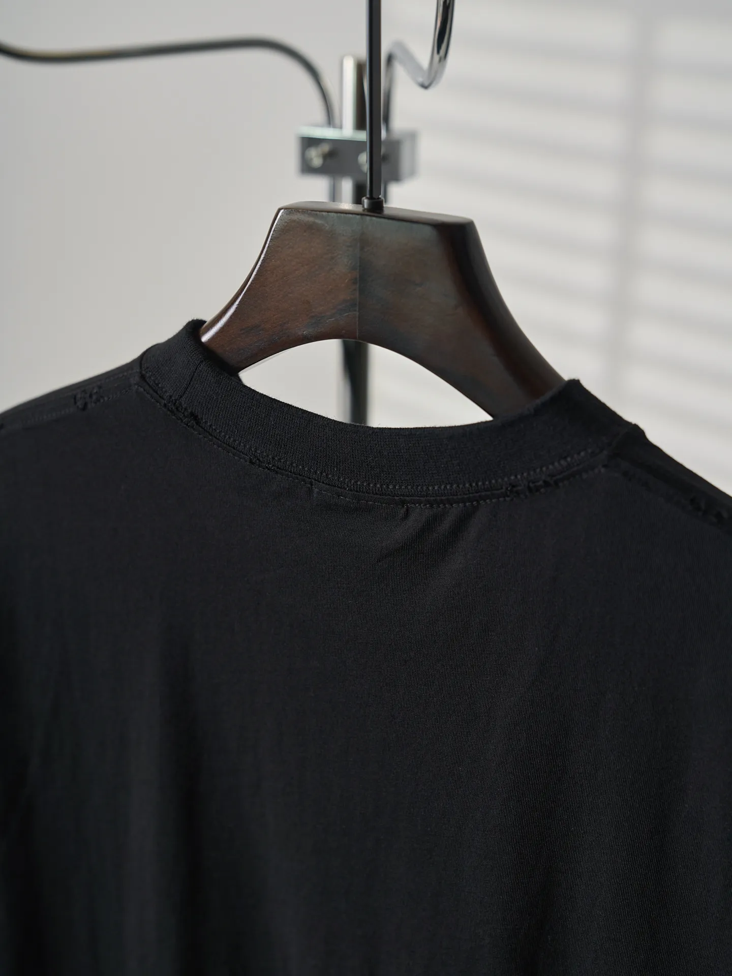 Balenciaga/ Black T 【In Stock】XS S M L ：24 / 185G ：32 1×1 / 270G 24 ， 。 、 ， ， ； ， 。 32 ， ， ， 。 the window 。 ， ， 、 。 ， 24 ， ， 。Black ， ， ， 。 ； 。 ， Retro 。